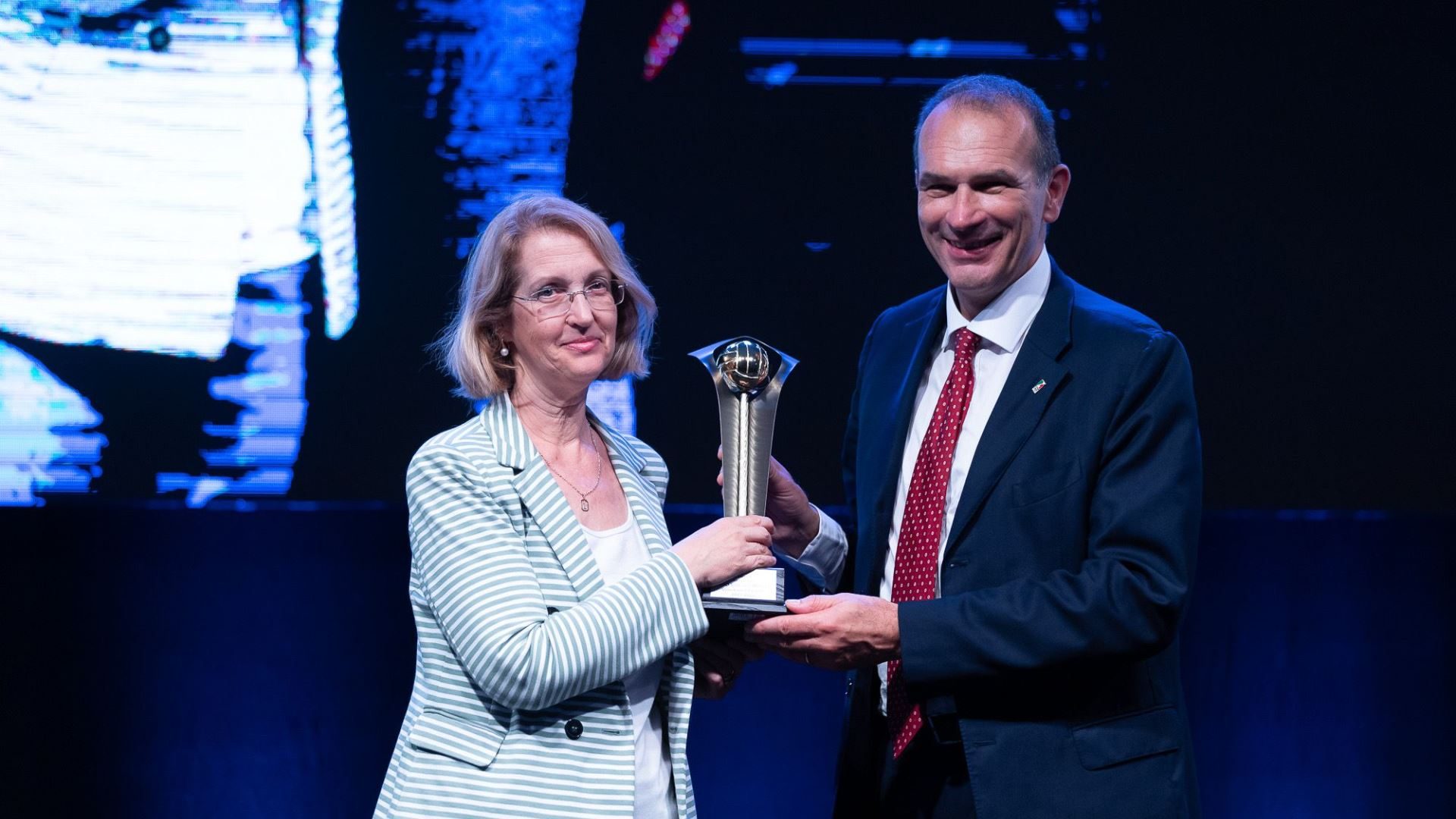 Il direttore generale del Consorzio Vero Volley, Ilaria Conciato, riceve da Massimo Righi, presidente della Lega Volley, un riconoscimento per la conquista della CEV Cup 2022